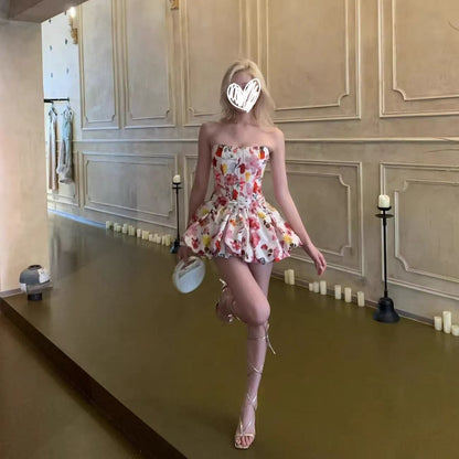 Çiçek Deseninin Romantik Dokunuşu ve Korsaj Silüetinin Zarif Buluşması