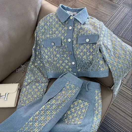 Kadın Mavi Desenli Ceket Pantolon Takım – Kısa Gömlek Yaka Ceket ve Dar Kesim Pantolon