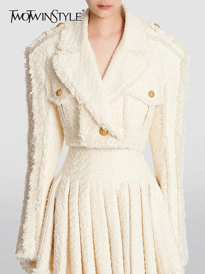 Krem tüvit crop blazer ceket ve pileli etek yakın çekim
