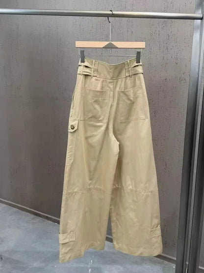 Bej kargo pantolon arkadan görünüm