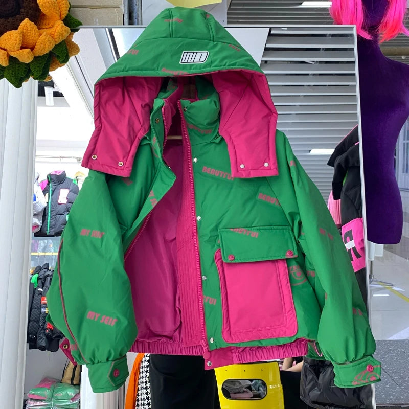 Kadın Yeşil Pembe Kapüşonlu Şişme Mont – Kaz Tüyü Dolgulu, Renk Bloklu Oversize Mont