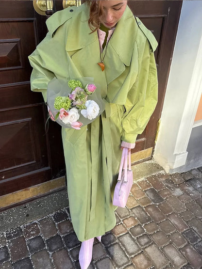 Kadın Fıstık Yeşili Oversize Uzun Trençkot – Kemerli, Geniş Yakalı, Balon Kollu
