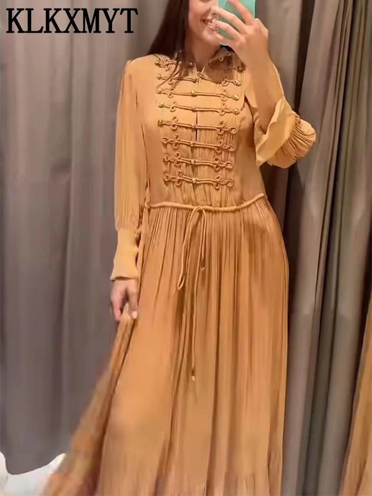 Kadın Karamel Dik Yakalı Maxi Elbise – Kordon Düğme Detaylı, Balon Kollu, Beli Bağlamalı Fırfırlı