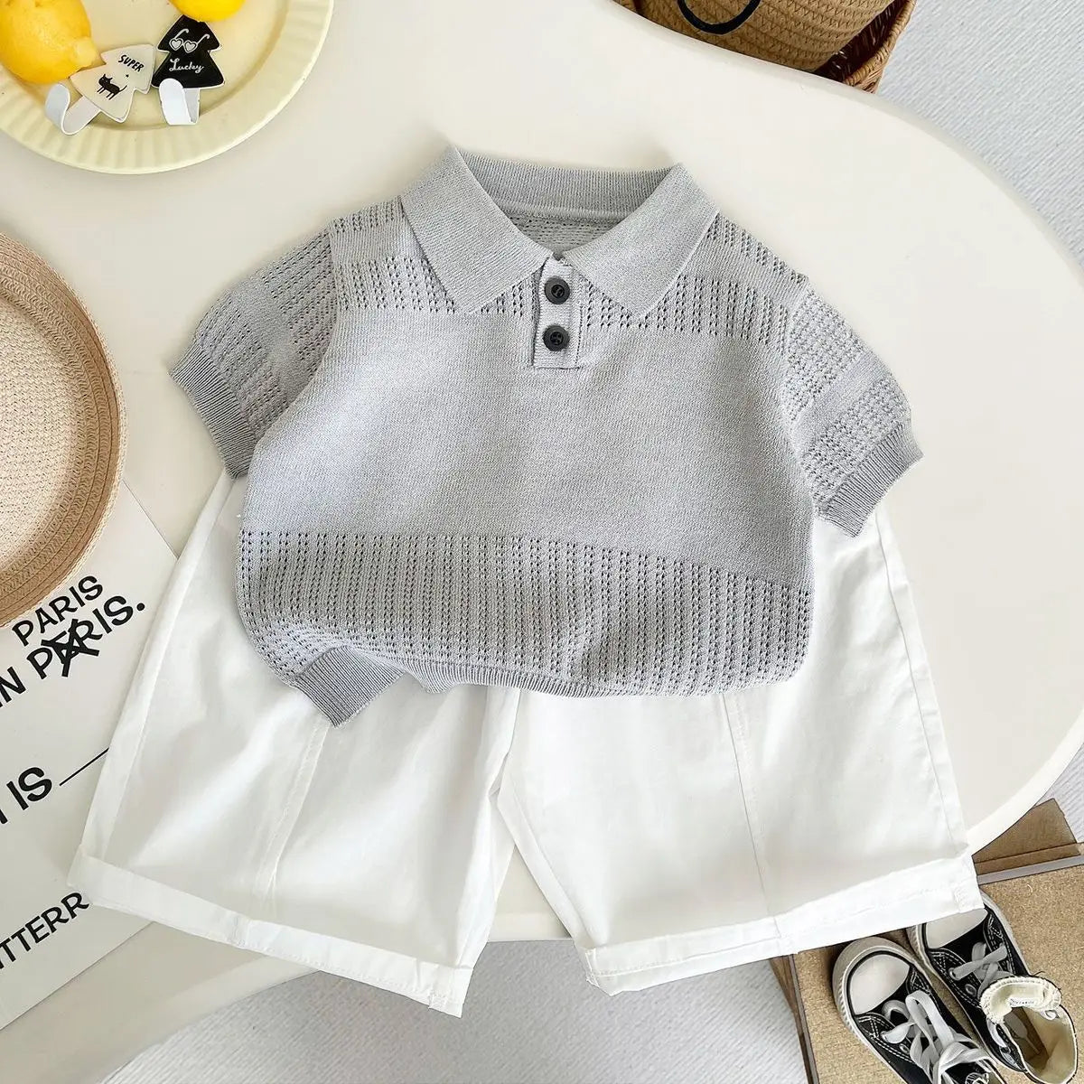 Erkek çocuk gri örgü polo tişört ve pantolon takımı - ön görünüm