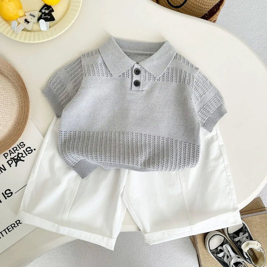 Erkek çocuk gri örgü polo tişört ve pantolon takımı - ön görünüm